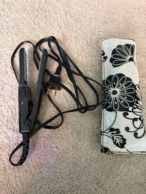 Black Mini Hair Straightener with Floral Heat-Resistant Pouch